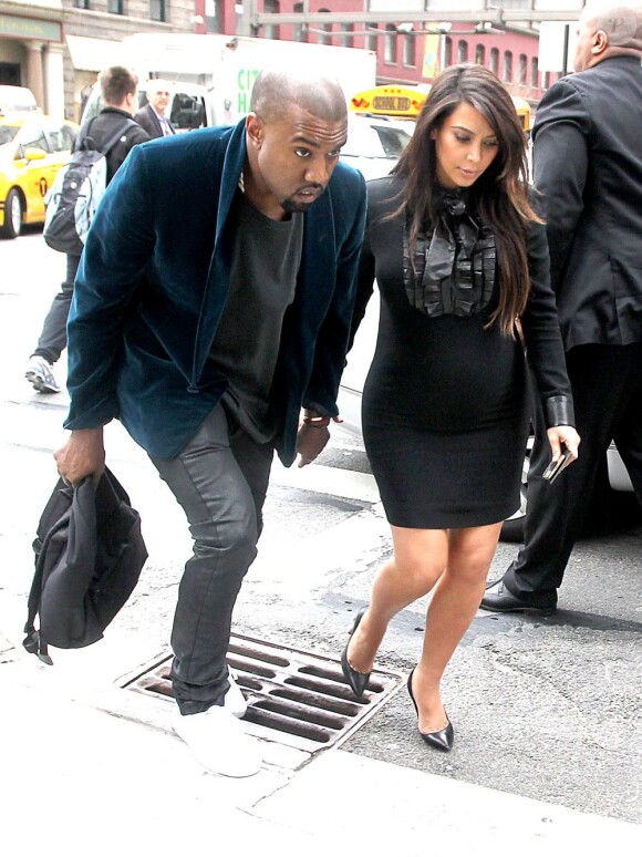 Kim Kardashian, enceinte, et son petit ami le rappeur Kanye West à la sortie de leur hôtel à New York, le 23 avril 2013.