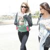Le top Gisele Bundchen et sa fille Vivian Brady à l'aéroport de Los Angeles, le 23 avril 2013