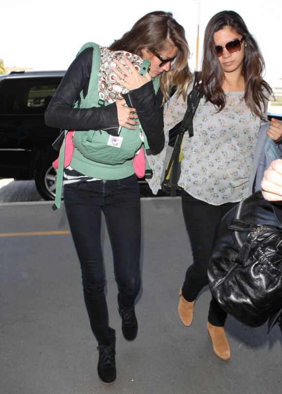 Le mannequin Gisele Bundchen et sa fille Vivian Brady à l'aéroport de Los Angeles, le 23 avril 2013. Le duo se rend à New York