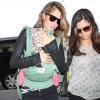 Le top Gisele Bundchen toujours lookée et sa fille Vivian Brady à l'aéroport de Los Angeles, le 23 avril 2013