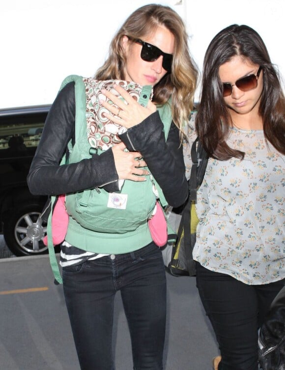 Le top Gisele Bundchen toujours lookée et sa fille Vivian Brady à l'aéroport de Los Angeles, le 23 avril 2013