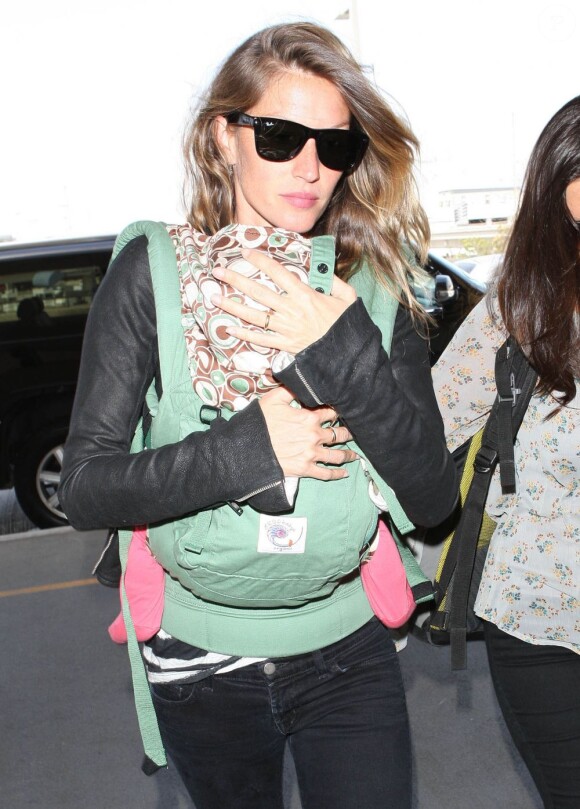 La belle Gisele Bundchen et sa fille Vivian Brady à l'aéroport de Los Angeles, le 23 avril 2013
