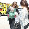 Belle journée pour le top Gisele Bundchen et sa fille Vivian Brady qui débarquent à l'aéroport de Los Angeles, le 23 avril 2013