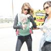 Le top Gisele Bundchen et sa fille Vivian Brady à l'aéroport de Los Angeles, le 23 avril 2013