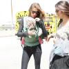 Le top Gisele Bundchen et sa fille Vivian Brady à l'aéroport de Los Angeles, le 23 avril 2013