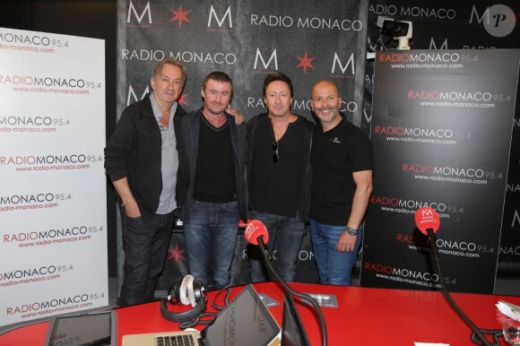 Mahler et Nico, les animateurs de "Malher allume la télé" sur Radio Monaco 95.4 FM, avec Mark McFadden, directeur de la fondation "White Feather" et Julian Lennon le 23 avril 2013. 