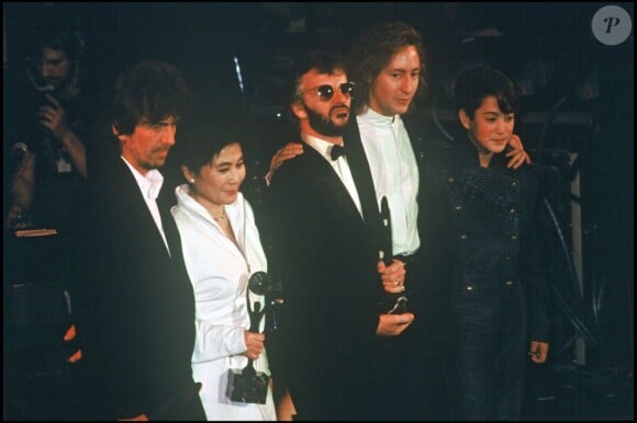 George Harrison, Yoko Ono, Ringo Starr, et Julian et Sean Lennon à Londres, le 22 janvier 1988.