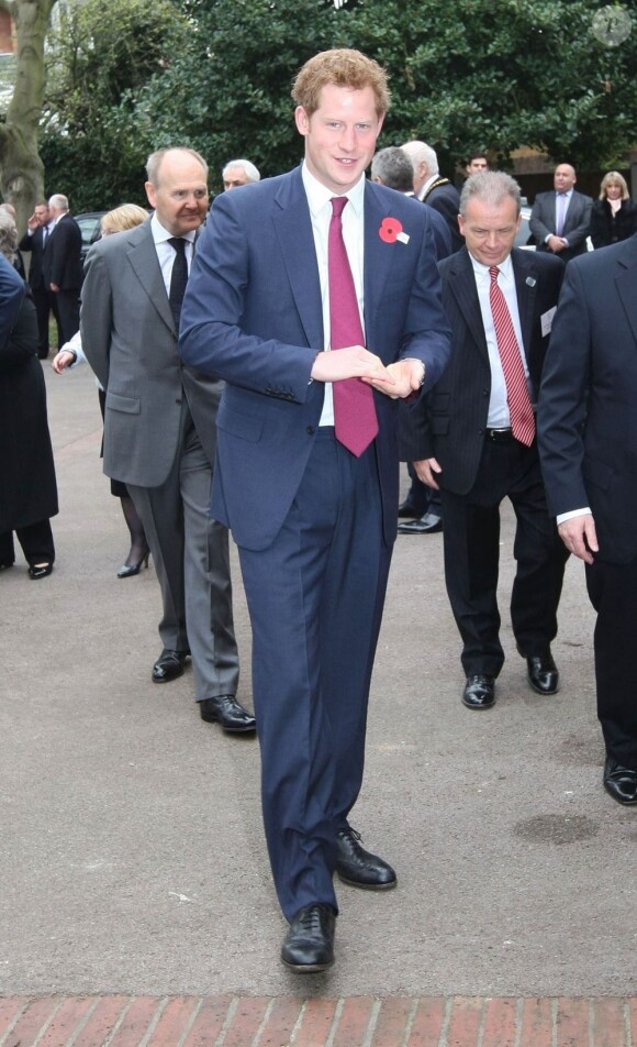 Le prince Harry arrive à Nottingham le 25 avril 2013 pour l'ouverture de Bradbury House, nouveau siège de l'association Headway, dont sa mère la princesse Diana fut la marraine entre 1991 et 1996. L'occasion d'expérimenter quelques-uns des handicaps qui affectent les victimes de lésions cérébrales.