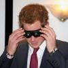 Zorro ? Non, Harry ! Le prince Harry inaugurait le 25 avril 2013 à Nottingham le nouveau siège de l'association Headway, dont sa mère la princesse Diana fut la marraine entre 1991 et 1996. L'occasion d'expérimenter quelques-uns des handicaps qui affectent les victimes de lésions cérébrales.
