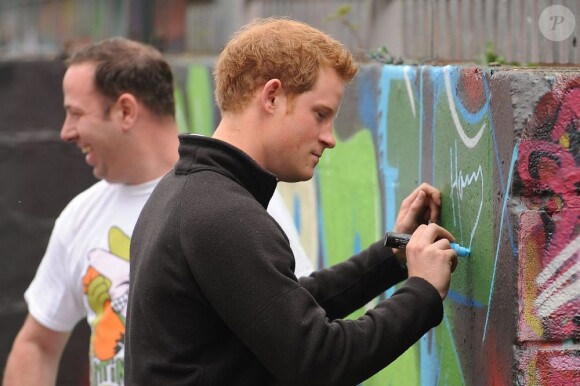 Le prince Harry, en déplacement à Nottingham le 25 avril 2013, a visité le Russell Youth Club et y a même laissé son graffiti.