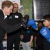 Le prince Harry s'est fait malmener par un jeune licencié de KK Boxing sur le ring du Russell Youth Club lors de sa visite à Nottingham le 25 avril 2013.