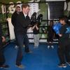 Le prince Harry s'est fait malmener par un jeune licencié de KK Boxing sur le ring du Russell Youth Club lors de sa visite à Nottingham le 25 avril 2013.