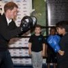 Le prince Harry s'est fait malmener par un jeune licencié de KK Boxing sur le ring du Russell Youth Club lors de sa visite à Nottingham le 25 avril 2013.