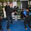 Le prince Harry s'est fait malmener par un jeune licencié de KK Boxing sur le ring du Russell Youth Club lors de sa visite à Nottingham le 25 avril 2013.