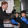 Le prince Harry s'est fait malmener par un jeune licencié de KK Boxing sur le ring du Russell Youth Club lors de sa visite à Nottingham le 25 avril 2013.