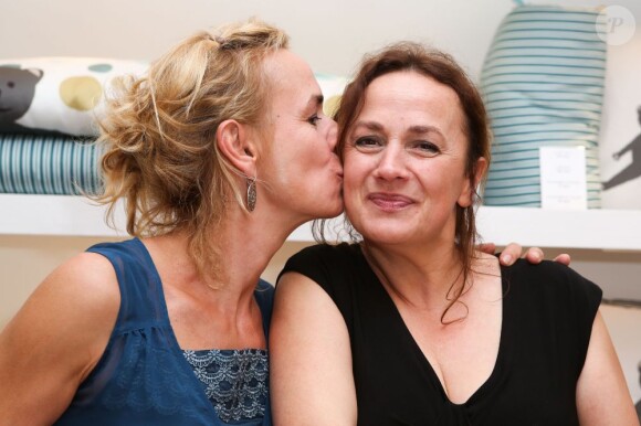 Sandrine Bonnaire embrasse sa soeur Lydie Bonnaire visiblement heureuse à l'inauguration de la boutique Lydie Bonnaire à Paris, le 25 avril 2013.