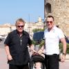 Elton John en vacances à Saint-Tropez avec son mari David Furnish et leur fils Zachary, le 4 août 2001.