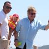 Elton John et son mari David Furnish en vacances à Saint-Tropez avec leur fils Zachary, le 2 août 2012.