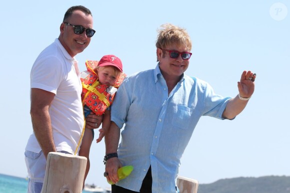 Elton John et son mari David Furnish en vacances à Saint-Tropez avec leur fils Zachary, le 2 août 2012.