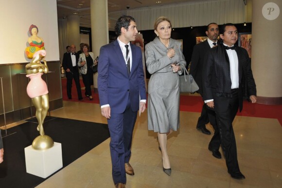 L'ex-impératrice d'Iran Farah Pahlavi était présente au salon international d'art Art Monaco '13 le 25 avril 2013 au Forum Grimaldi, pour l'inauguration et une vente aux enchères organisée au profit de la Fondation du Prince Alireza Pahlavi, qui s'est donné la mort à Boston en janvier 2011.