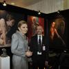 Farah Pahlavi au salon international d'art Art Monaco '13 le 25 avril 2013 au Forum Grimaldi, pour l'inauguration et une vente aux enchères organisée au profit de la Fondation du Prince Alireza Pahlavi, qui s'est donné la mort à Boston en janvier 2011.