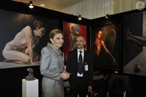 Farah Pahlavi au salon international d'art Art Monaco '13 le 25 avril 2013 au Forum Grimaldi, pour l'inauguration et une vente aux enchères organisée au profit de la Fondation du Prince Alireza Pahlavi, qui s'est donné la mort à Boston en janvier 2011.