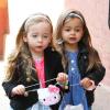 Les adorables petites princesses de Sarah Jessica Parker, Marion et Tabitha (3 ans), se rendent à l'école avec leurs petits sacs Hello Kitty. New York, le 26 avril 2013.