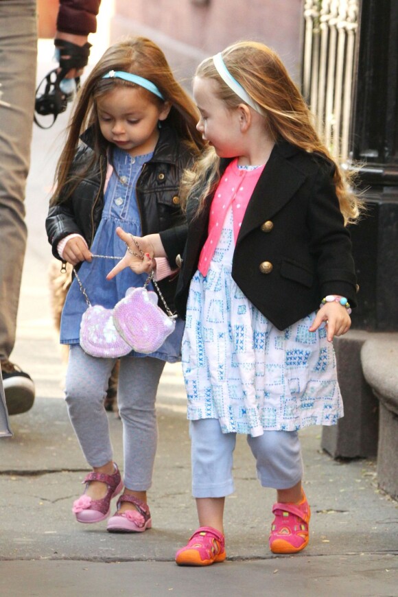 Les adorables petites princesses de Sarah Jessica Parker, Marion et Tabitha (3 ans), se rendent à l'école avec leurs petits sacs Hello Kitty. New York, le 26 avril 2013.
