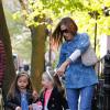 Sarah Jessica Parker emmène ses filles jumelles Marion et Tabitha à l'école. New York, le 26 avril 2013.