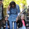 Sarah Jessica Parker emmène ses filles jumelles Marion et Tabitha à l'école. New York, le 26 avril 2013.