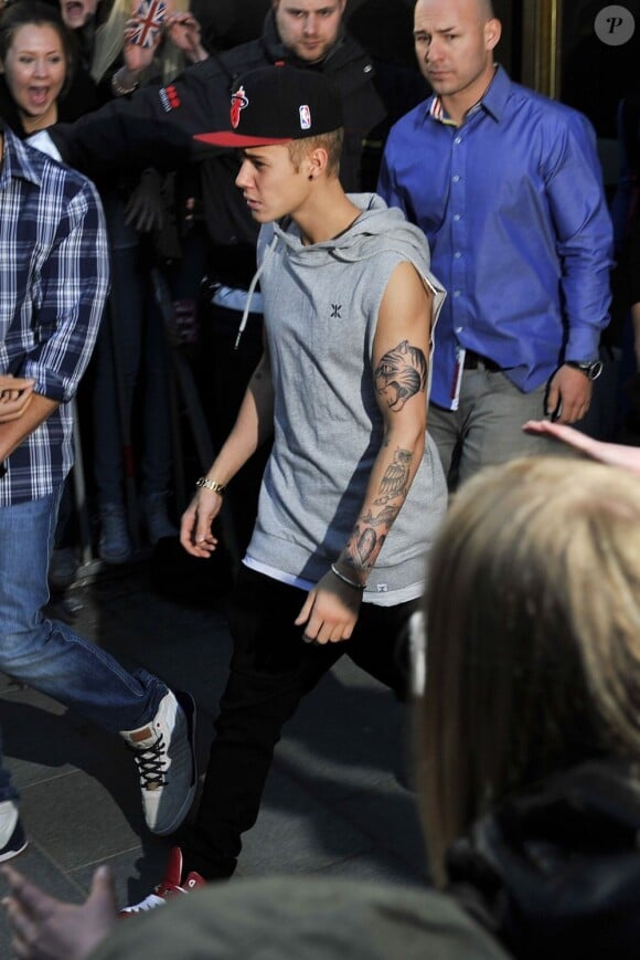Justin Bieber à la sortie de son hôtel à Stockholm, le 23 avril 2013.