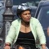 Exclusif - Christiane Taubira ressort son vélo pour se rendre à l'Assemblée nationale, à Paris, le 16 avril 2013.