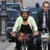 Exclusif - Christiane Taubira à vélo dans les rues de Paris, le 16 avril 2013.