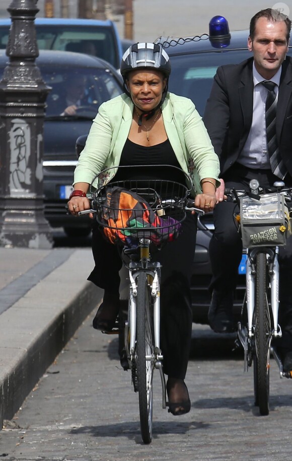 Exclusif - Christiane Taubira à vélo dans les rues de Paris, le 16 avril 2013.
