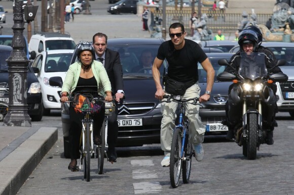 Exclusif - Christiane Taubira se rend en vélo à l'Assemblée nationale, à Paris, le 16 avril 2013.
