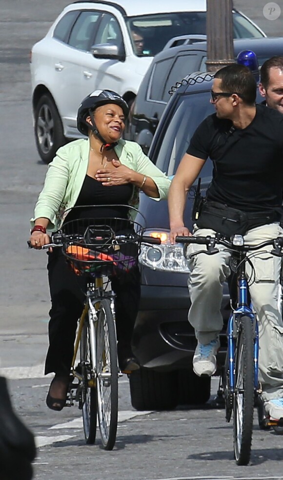 Exclusif - Christiane Taubira fait du vélo pour se rendre à l'Assemblée nationale, à Paris, le 16 avril 2013.