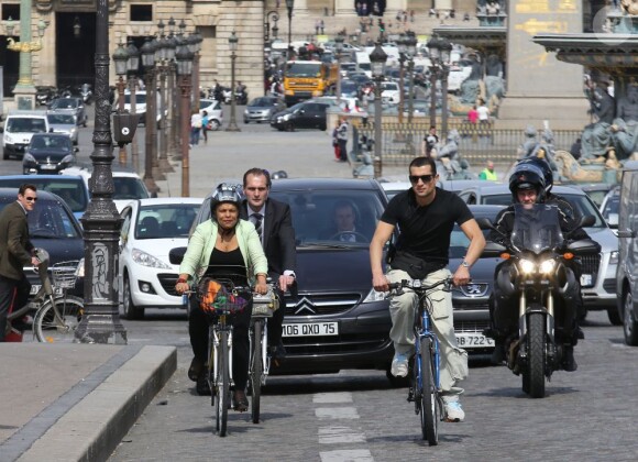 Exclusif - Christiane Taubira sur son vélo dans les rues de Paris, pour se rendre à l'Assemblée nationale, le 16 avril 2013.