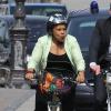 Exclusif - Christiane Taubira ressort son vélo pour se rendre à l'Assemblée nationale, à Paris, le 16 avril 2013.