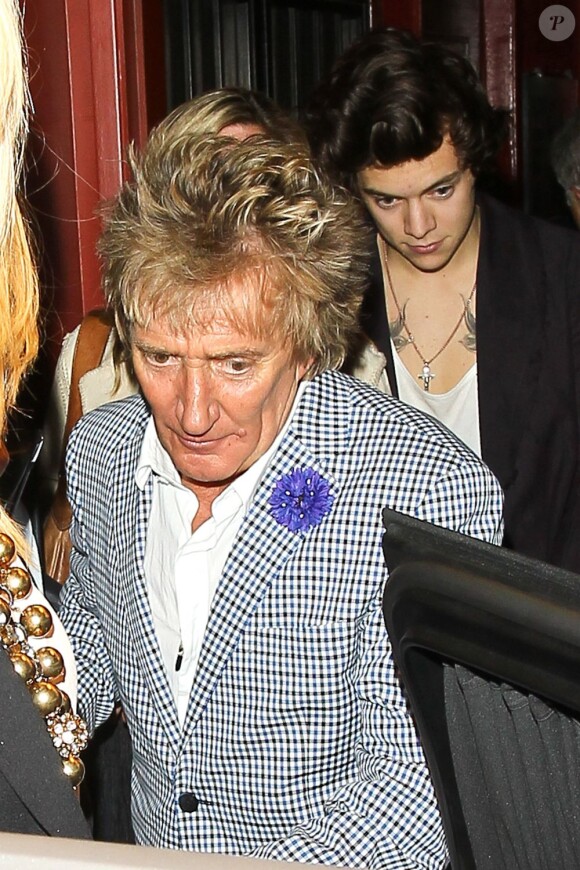 Harry Styles sortant d'un restaurant de Los Angeles en compagnie de Rod Stewart, sa femme et sa fille Kimberly, le 25 avril 2013.