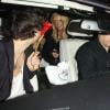 Harry Styles sortant d'un restaurant de Los Angeles en compagnie de Rod Stewart, sa femme et sa fille, le 25 avril 2013.