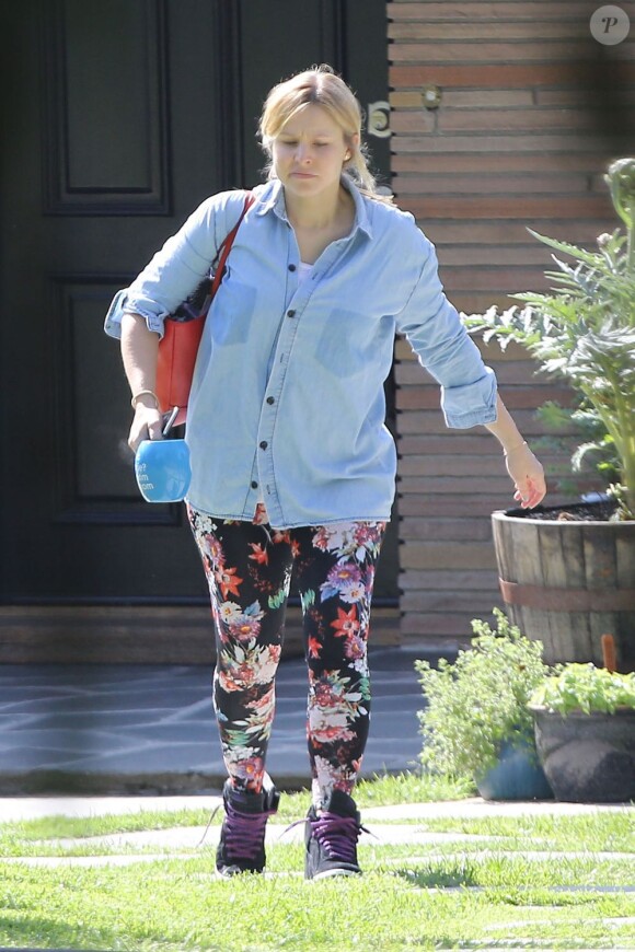 Kristen Bell sort de chez elle à Los Angeles, le 28 avril 2013, pour une première apparition depuis la naissance de sa fille.