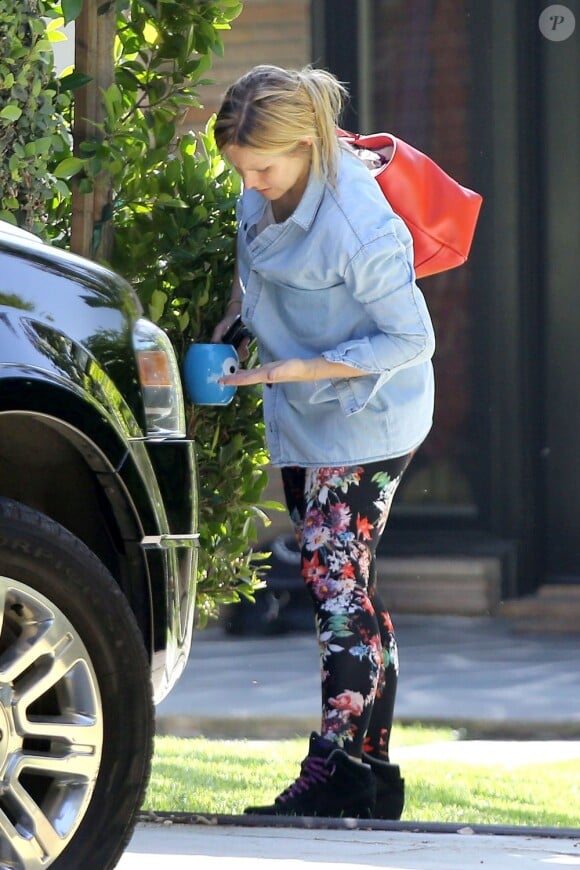 Kristen Bell sort de chez sa maison de Los Angeles, le 28 avril 2013. Il s'agit de sa première apparition depuis la naissance de sa fille le 28 mars 2013.