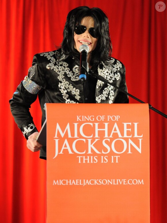 Michael Jackson annonce la série de concerts "This Is It" lors d'une conférence de presse organisée par AEG Live à Londres, le 5 mars 2009.