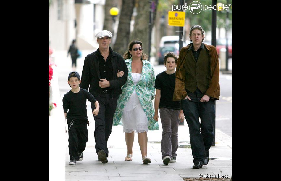 pierce brosnan et sa femme avec ses trois enfants purepeople