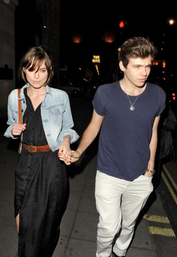 Keira Knightley et son fiancé James Righton à la sortie d'un restaurant à Londres, le 31 mai 2012. 