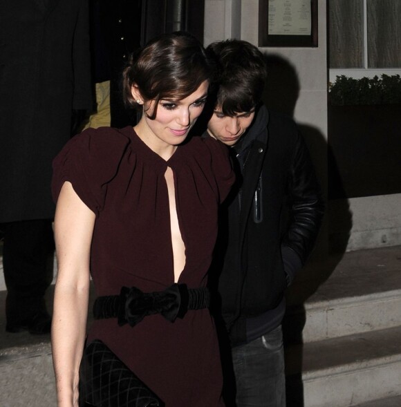 Keira Knightley et son fiancé James Righton quittent le restaurant 34 à Londres le 31 janvier 2012.