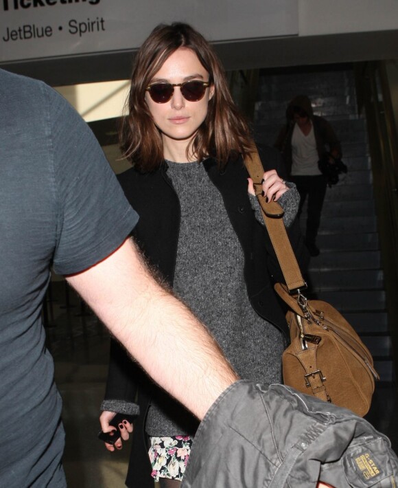 Keira Knightley arrive à l'aéroport de Los Angeles, le 5 décembre 2012.