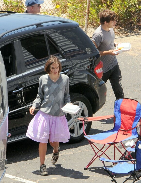 Keira Knightley et son fiancé James Righton entre deux scènes du tournage du film Seeking a friend for the end of the world à Malibu le 26 mai 2011.