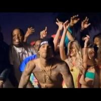 Sean Kingston, Chris Brown et Wiz Khalifa entourés de naïades dans ''Beat It''