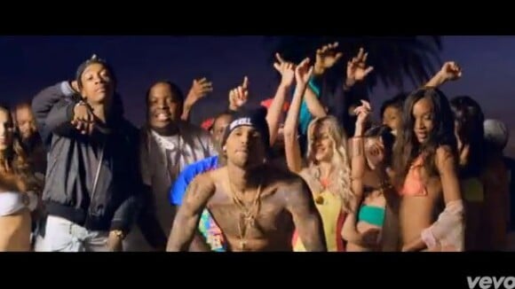 Sean Kingston, Chris Brown et Wiz Khalifa entourés de naïades dans ''Beat It''
